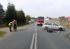 zdarzenie drogowe w Kurzętniku, po prawej stronie jezdni leży rozbity motorower obok soi samochód marki Opel