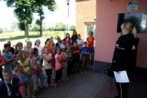 policjanta rozmawia z dziećmi na temat bezpiecznych wakacji (fot. SP Gwiździny)