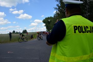 policjant zabezpiecza trasę rajdu rowerowego (fot. B.Smarz)