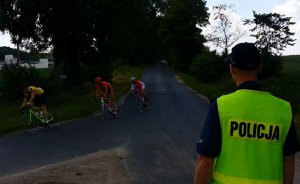 policjant zabezpiecza trasę rajdu rowerowego