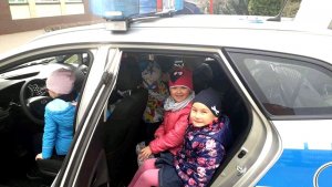 Dzieci w policyjnym radiowozie