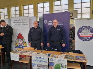 Policjanci promują wstąpienie do służby podczas targów pracy i edukacji