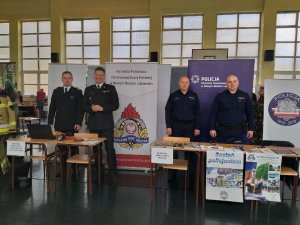 Policjanci promują wstąpienie do służby podczas targów pracy i edukacji