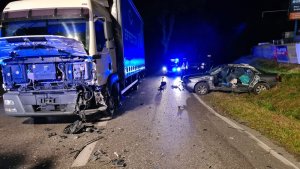 zdjęcie zdarzenia drogowego w Marzęcicach- po prawej stronie drogi, na poboczu stoi rozbity samochód marki Audi, po lewej widać samochód ciężarowy