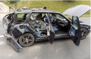 zdjęcie przedstawia rozbity samochód osobowy marki Mercedes