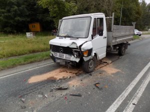 zdjęcie przedstawiam rozbity samochód ciężarowy marki Mercedes