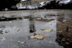 zdjęcie przedstawia mokrą nawierzchnię drogi