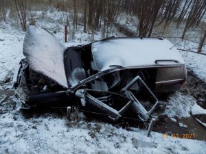 na zdjęciu widać rozbite auto vw passat leżące w rowie
