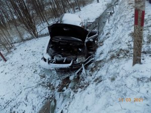 na zdjęciu widać rozbite auto vw passat leżące w rowie
