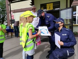 policjanci otrzymują  od dzieci pisemne podziękowania