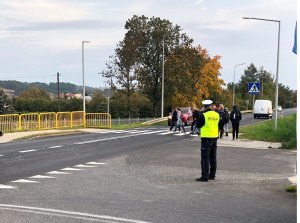 policjant nadzoruje prawidłowość przekraczania przejścia dla pieszych