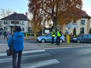 dwaj policjanci nadzorują ruch w rejonie przejścia dla pieszych