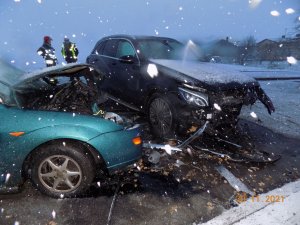 na zdjęciu widać rozbite auta: ford i mercedes