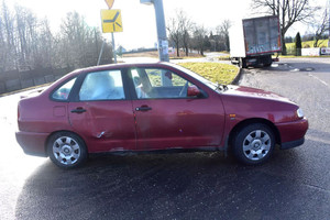 na zdjęciu widać seata z widocznym uszkodzeniem po kolizji