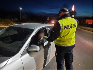 na zdjęciu widać policjanta sprawdzającego trzeźwość kierowcy