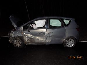 na zdjęciu widać uszkodzone auto marki Opel