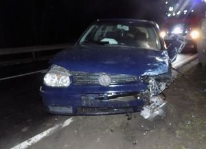 na zdjęciu widać uszkodzone auto marki VW