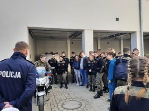 policjant pokazuje licealistom motocykl policyjny