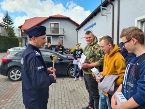 na zdjęciu widać Komendanta Powiatowego Policji wręczającego puchar za II miejsce w Powiatowym Turnieju Motoryzacyjnym