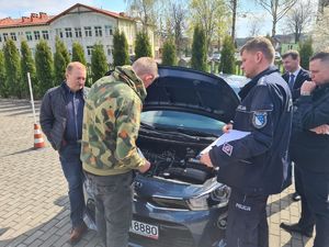 na zdjęciu widać uczestnika turnieju omawiającego przygotowanie pojazdu do jazdy