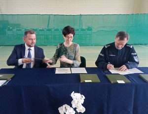 na zdjęciu widać dyrektor szkoły, wójta i komendanta Policji podpisujących porozumienie o współpracy