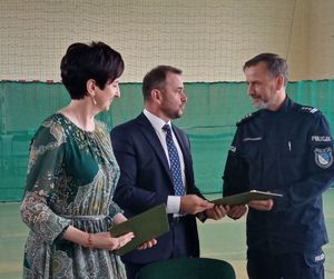 na zdjęciu widać osoby podpisujące porozumienie