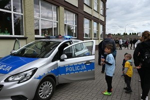 na zdjęciu widać policyjny radiowóz i dzieci