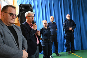 na zdjęciu widać dyrektor szkoły, policjantów i sekretarza miasta