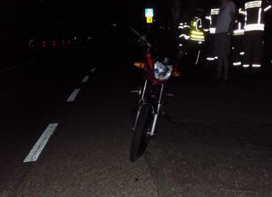na zdjęciu widać motorower, który brał udział w zdarzeniu drogowym