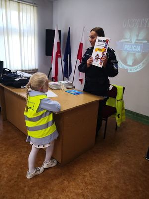 policjantka przekazuje dzieciom dyplomy