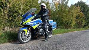 policjant w kasku na nowym motocyklu