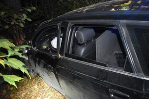 na zdjęciu widać rozbite audi na drzewie