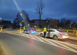 na zdjęciu widać dw och policjantów sprawdzających trzeźwość kierowców