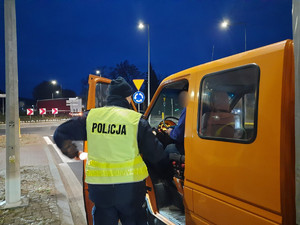 na zdjęciu widać policjanta sprawdzającego trzeźwość kierowcy