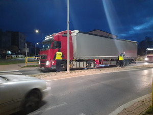 na zdjęciu widać policjantów sprawdzających trzeźwość kierujących