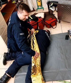 policjanci udzielają pierwszej pomocy