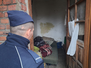 policjant sprawdzający pustostan