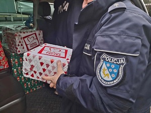 policjant trzymający paczkę