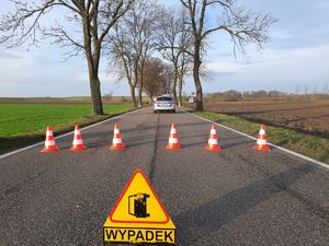 na zdjęciu widać pachołki, znak WYPADEK a za nimi policyjny radiowóz