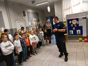 policjant rozmawia z uczniami