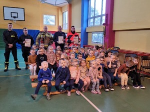 zdjęcie przedstawiciel policji, straży pożarnej i ratownika medycznego z dziećmi