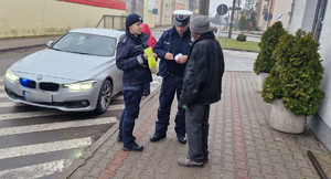 przekazanie kamizelki odblaskowej pieszemu