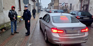 przekazanie kamizelki odblaskowej pieszemu