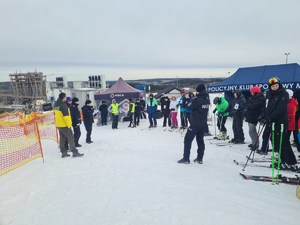 rozpoczęcie mistrzostw narciarskich, policjanci na stoku