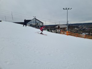 policjant zjeżdża na nartach