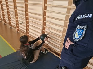 przenoszenie piłki lekarskiej znad głowy