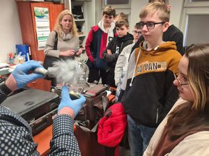 uczniowie w komendzie Policji - spotkanie z technikiem kryminalistyki