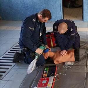 policjanci uczą się udzielania pierwszej pomocy