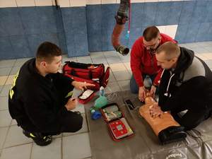 policjanci uczą się udzielania pierwszej pomocy