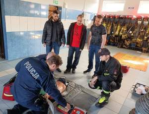 policjanci uczą się udzielania pierwszej pomocy